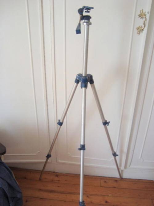 CAMERA TRIPOD