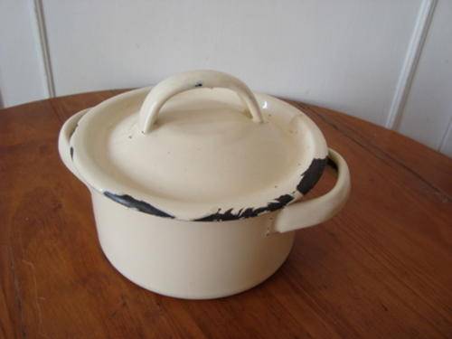 ENAMEL POT. VINTAGE.