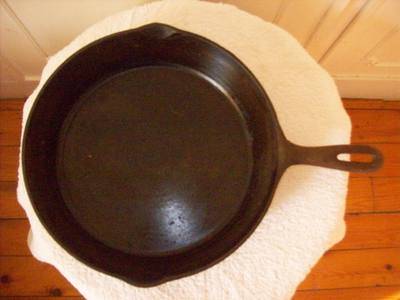 SMALL CAST IRON SKILLET