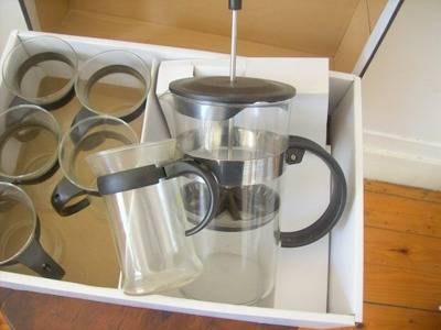COFFEE PLUNGER SET WITH MUGS