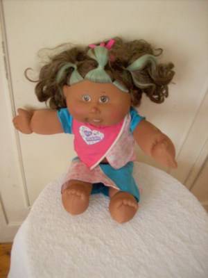 CABBAGE PATCH DOLL. VINTAGE. SIGNED.