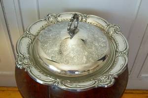A BEAUTIFUL SILVER PLATED SERVING DISH