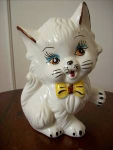 A BEAUTIFUL HAND PAINTED CAT ORNAMENT