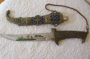 AN ORNATE EASTERN DAGGER IN METAL SCABBERD