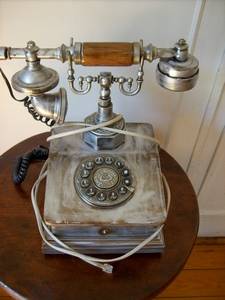 REPLICA OF AN OLD STYLE PHONE WITH PUSHBUTTON DIALLING