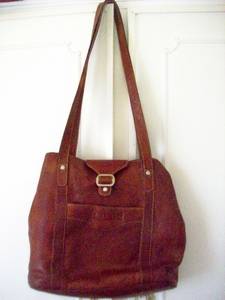 LEATHER HANDBAG.
