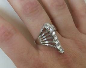 RING. NEW. SUPER & INEXPENSIVE PRESENT.