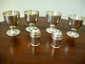 EGG HOLDERS X 4 AND SALT & PEPPER SET.