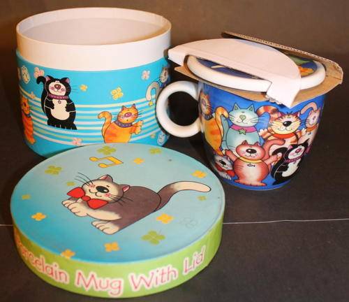 Porcelain mug with lid