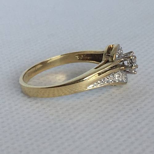Gorgeous 9ct Gold & Diamond Ladies Ring