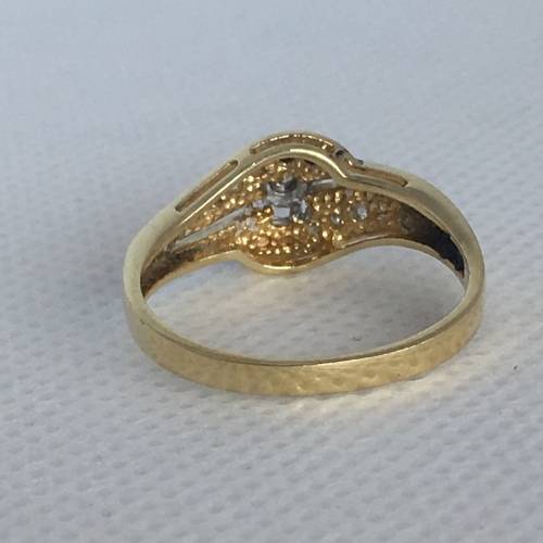 Gorgeous 9ct Gold & Diamond Ladies Ring