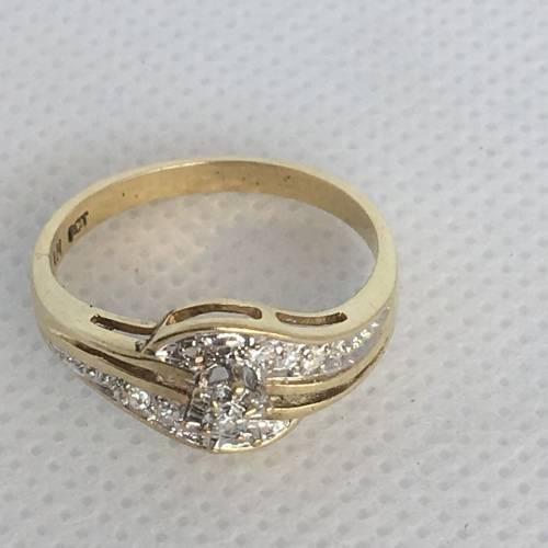 Gorgeous 9ct Gold & Diamond Ladies Ring