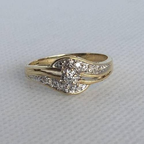 Gorgeous 9ct Gold & Diamond Ladies Ring