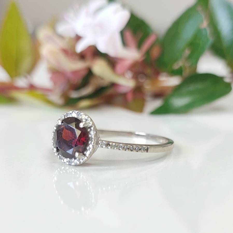 ##Bargain White Gold Garnet & Diamonds Ring over 1 carat