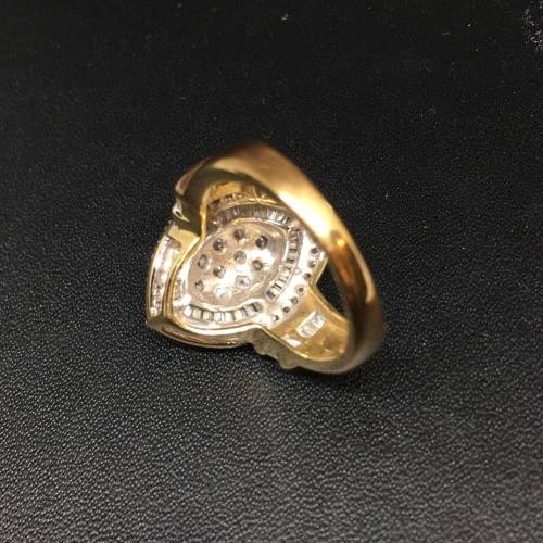 Gorgeous 9ct Yellow Gold Ladies Diamond Ring