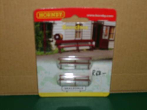 Benches (x2 carded) - Hornby HO Scale