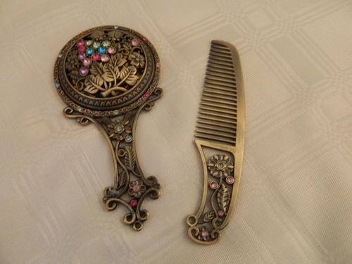 Awesome Handmirror and comb set!!