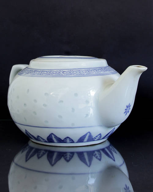COMMON CHINESE BLUE AND WHITE RICE GRAIN TEAPOT