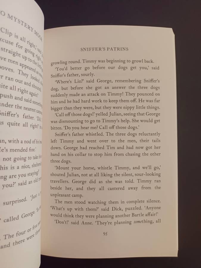 The Famous Five: Five Go to Mystery Moor / Enid Blyton