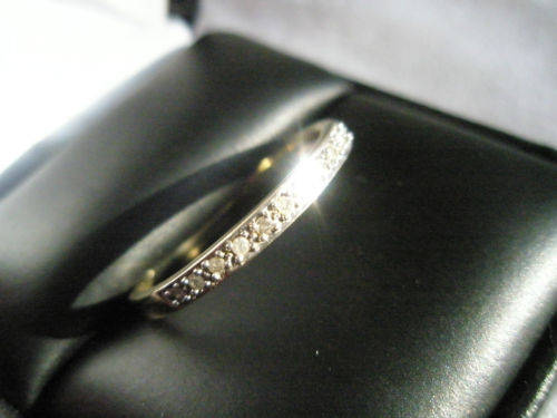ELEGANT 9CT GOLD AND DIAMOND ETERNITY RING VALUED AT R6 900!!!