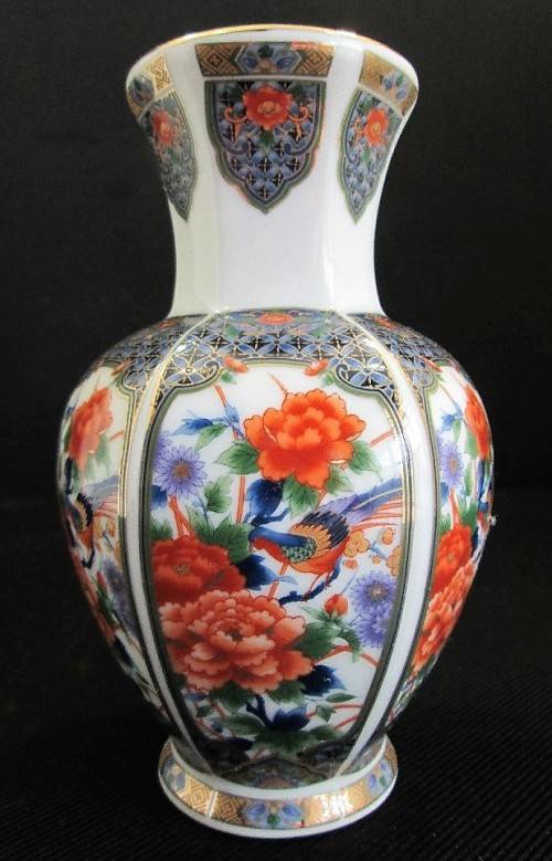 Beautiful Made In Japan Vase - Height 15,5cm