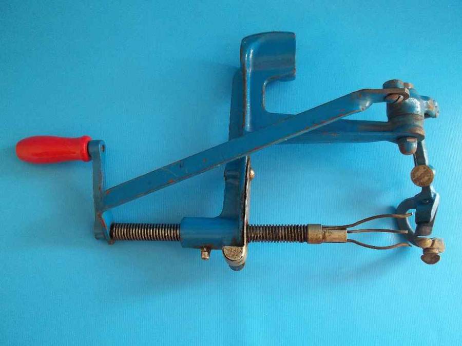 Antique "Harte Fruchte" Apple Corer - 31cm/18cm (Clamp Missing)