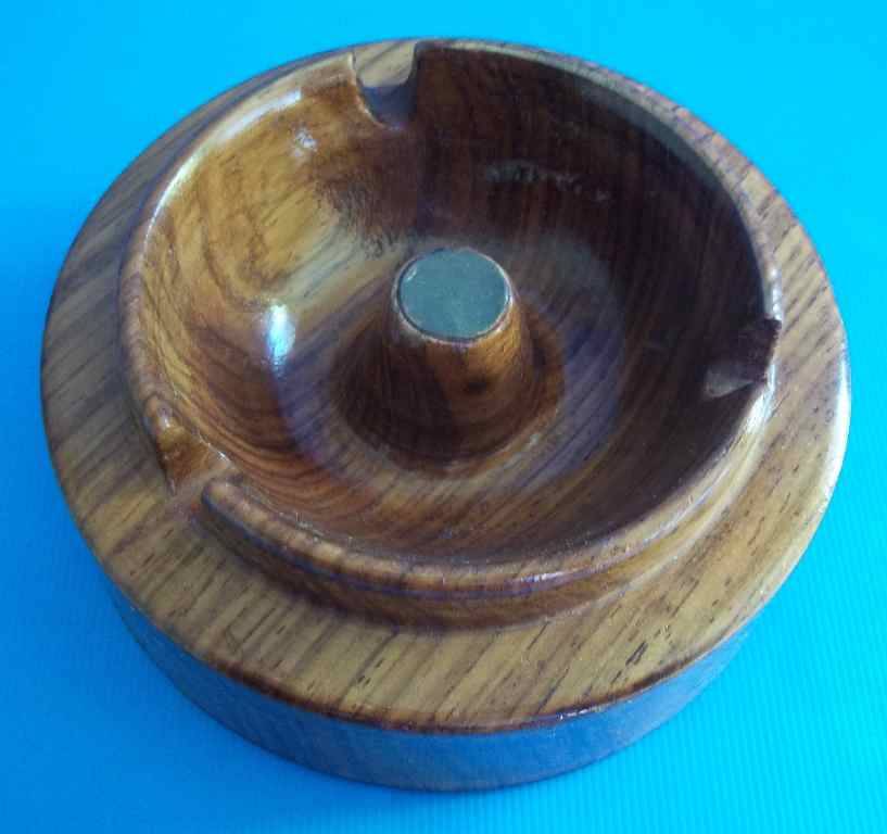 Lovely Wooden Pipe Ashtray - 11,5cm/5cm