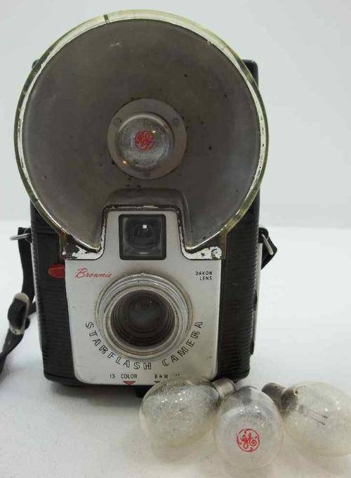 Beautiful c1960's Brownie Starflash Camera + 3 Extra Bulbs