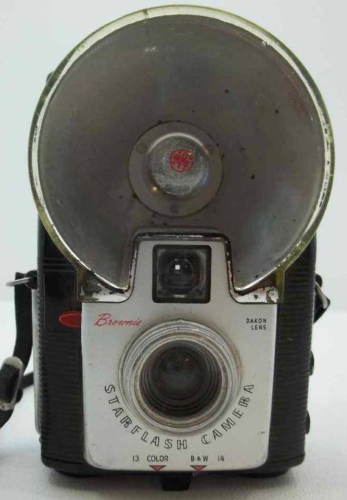 Beautiful c1960's Brownie Starflash Camera + 3 Extra Bulbs