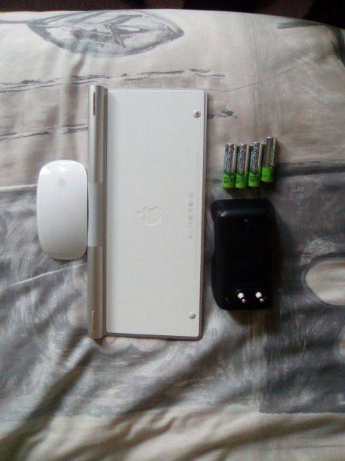 Apple Keyboard and Mouse with rechargeable batteries and Changer