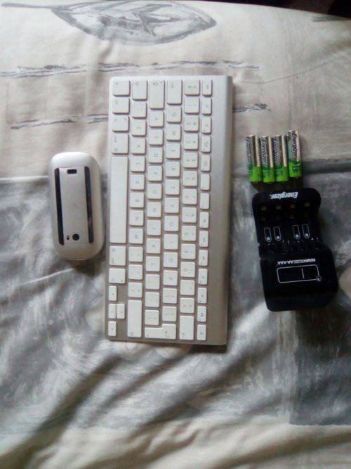 Apple Keyboard and Mouse with rechargeable batteries and Changer