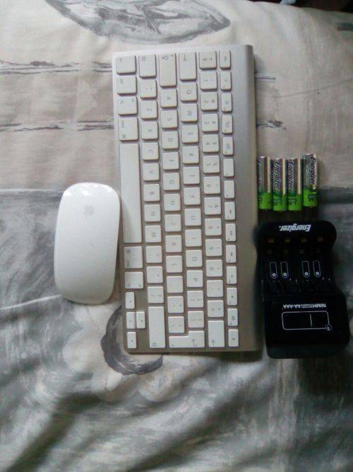 Apple Keyboard and Mouse with rechargeable batteries and Changer