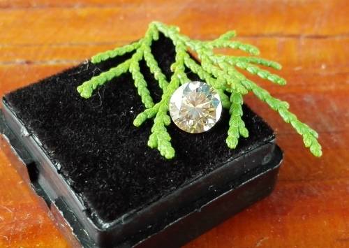 Beautiful 1.08ct 6.75 mm Off White Yellow color VVS1 Round Cut Loose Moissanite
