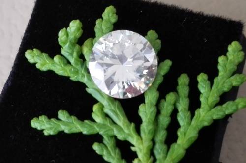 Beautiful 1.73 ct 7.90 mm White  color I-K Si1 Round Cut Moissanite