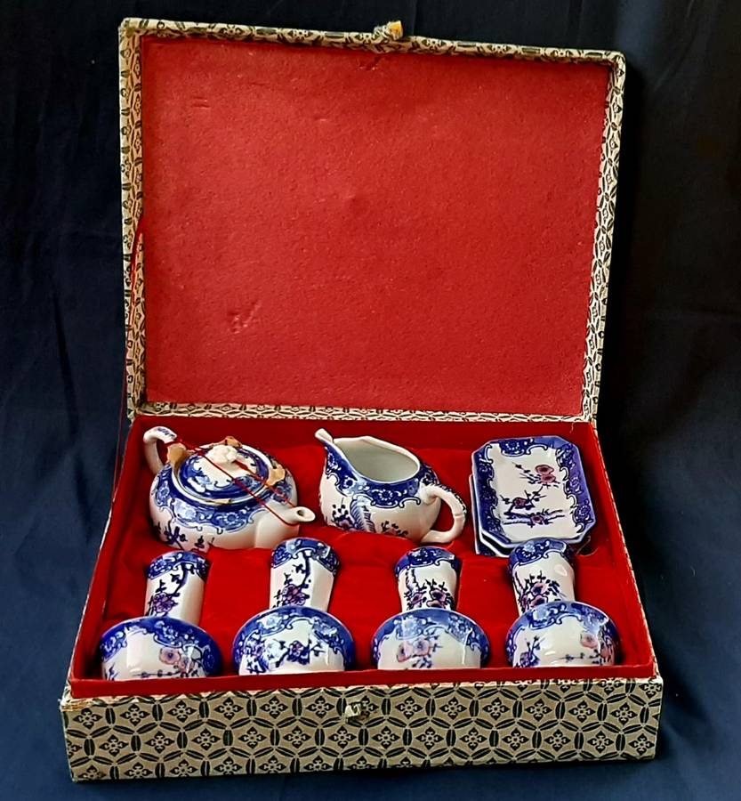 VINTAGE CASED BLUE AND WHITE CHINESE TEA SET