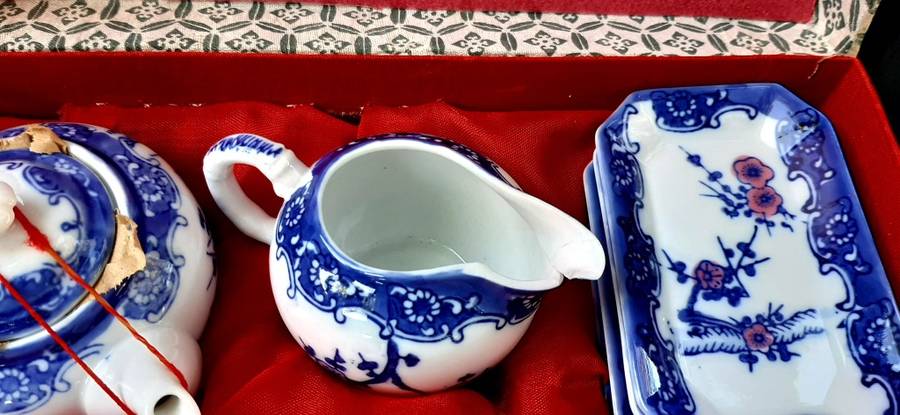 VINTAGE CASED BLUE AND WHITE CHINESE TEA SET