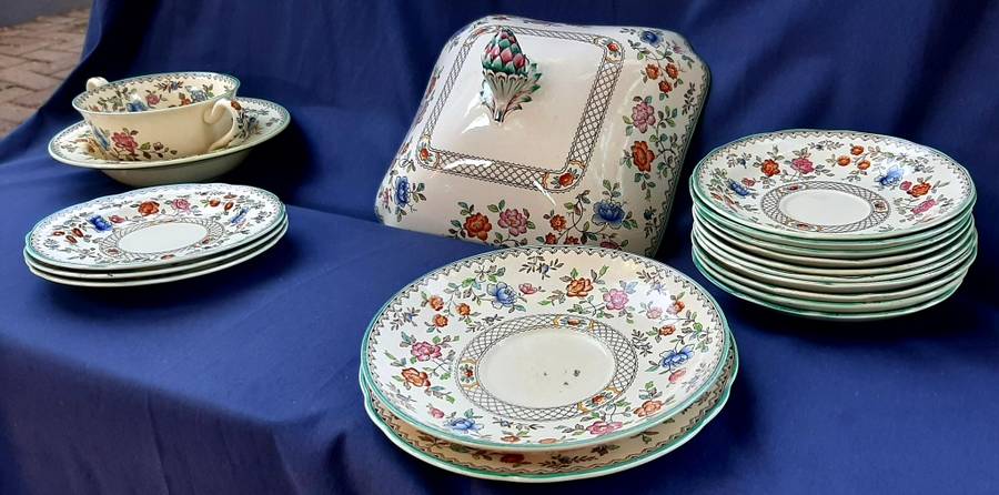 HUGE LOT OF AUTHENTIC SPODE TABLEWARE