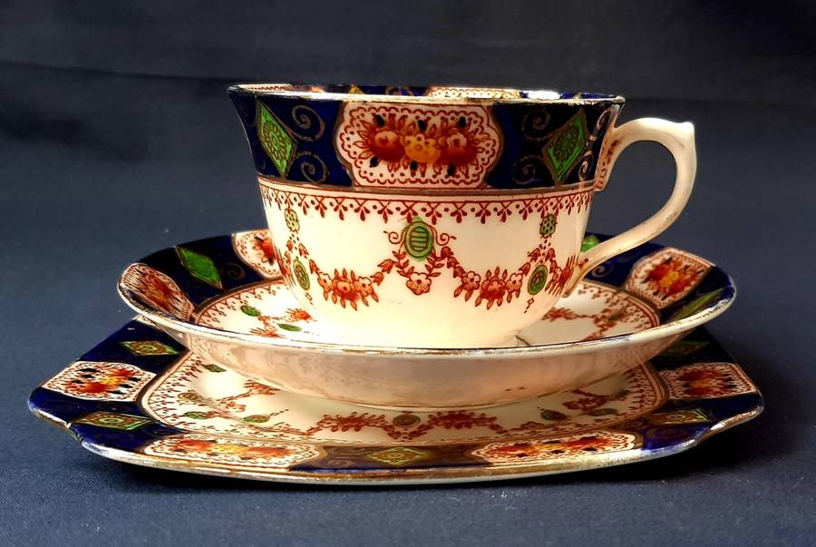 VINTAGE SALISBURY BONE CHINA TRIO - `MONA`