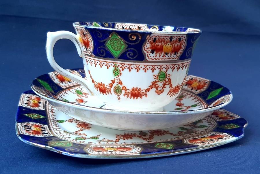 VINTAGE SALISBURY BONE CHINA TRIO - `MONA`