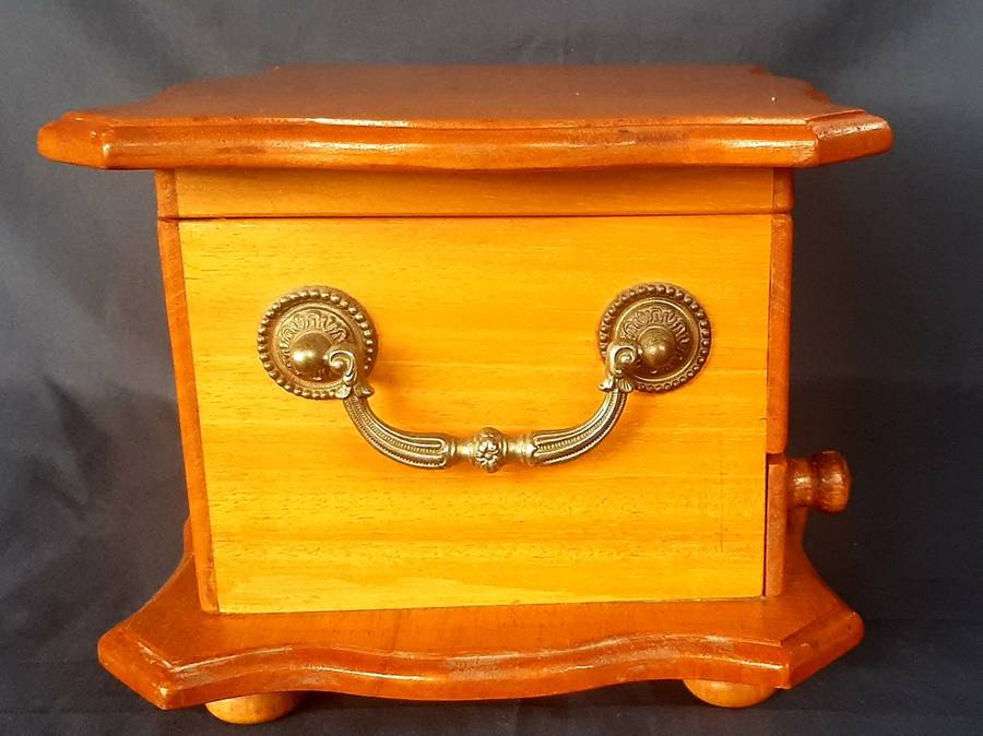 STUNNINGLY HANDCRAFTED YELLOW WOOD JEWELLRY CASE