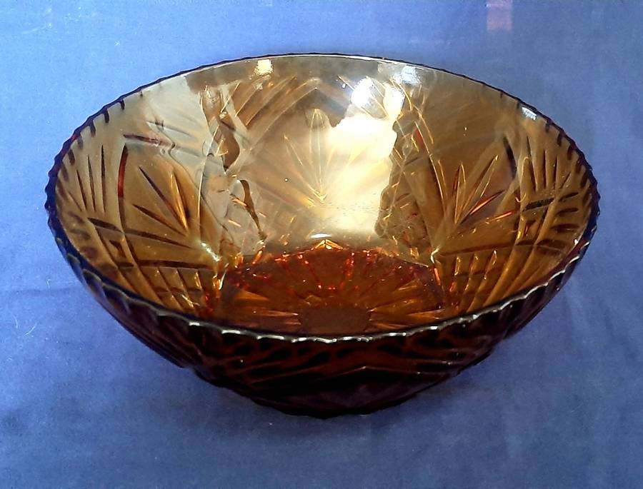 VINTAGE CARNIVAL BOWL IN PRISTINE CONDITION - 23CM DIAMETER