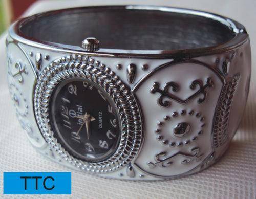 ELEGANT - STYLISH - FASHIONABLE LADIES BRACELET WATCH