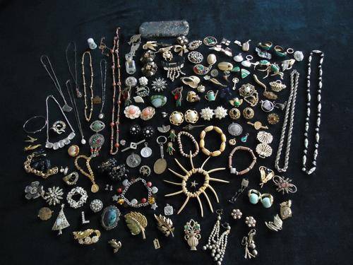 JOB LOT JEWELLERY-SUIT MARKET TRADERS