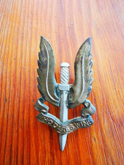 Rhodesian SAS cap badge early type bi colour silver /brass.