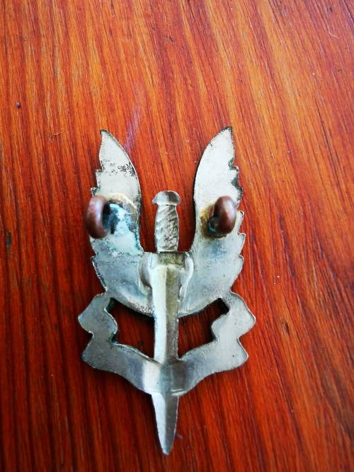 Rhodesian SAS cap badge early type bi colour silver /brass.