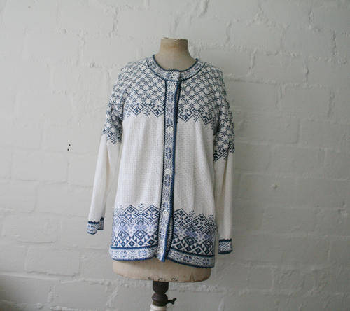 VINTAGE BLUE AND WHITE KNITTED JERSEY WITH SNOWFLAKE PATTERN SIZE L
