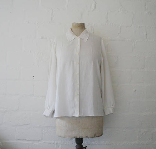 VINTAGE SIMPLE WHITE BLOUSE WITH FLORAL EMBROIDERY AND SCALLOPED EDGED COLLAR SIZE L - XL