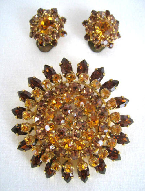 A BEAUTIFUL 1960's BROOCH & EARRING SET - Excellent condition!