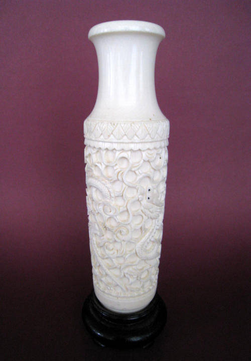 A MAGNIFICENT VINTAGE GENUINE IVORY VASE - CHINESE