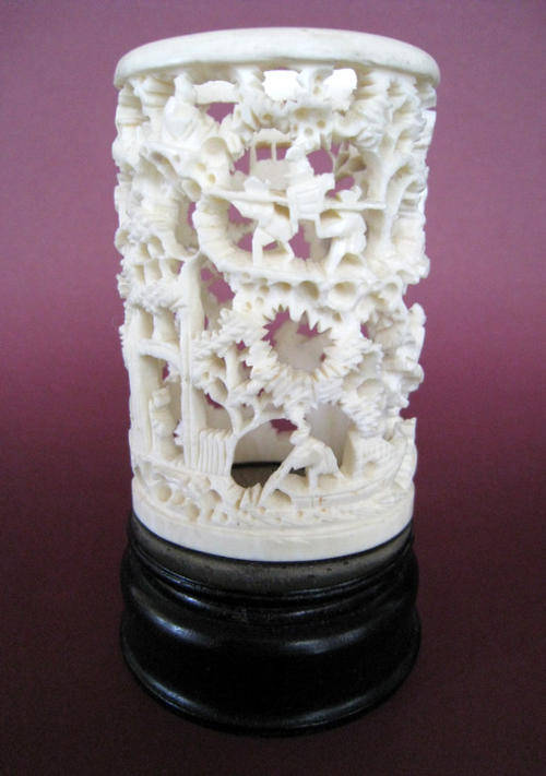 A VINTAGE CHINESE GENUINE IVORY HAND CARVED ORNAMENT